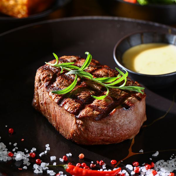 Polędwica wołowa z sosem — MooMoo Steakhouse Kraków